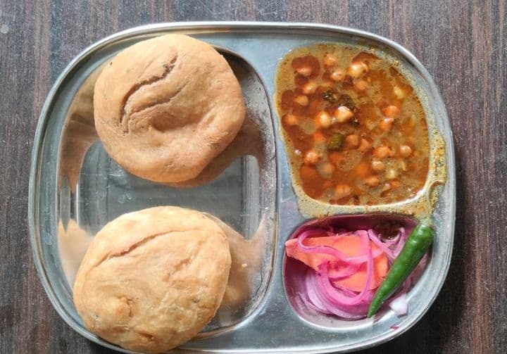 कचौड़ी-छोला — गरमा-गरम कचौड़ी, छोला और प्याज़ का सलाद