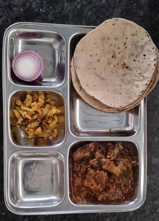 रोटी और नॉन-वेज करी — रोटी, करी, आलू भुजिया और प्याज़