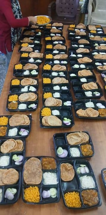पूरी-सब्जी प्लेट — पूरी, सब्जी, बूंदी, रायता और सलाद की पैक्ड प्लेटें