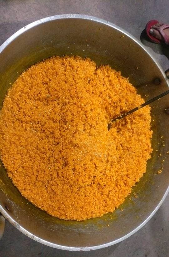 लड्डू के लिए बूंदी — चाशनी में तैयार बूंदी