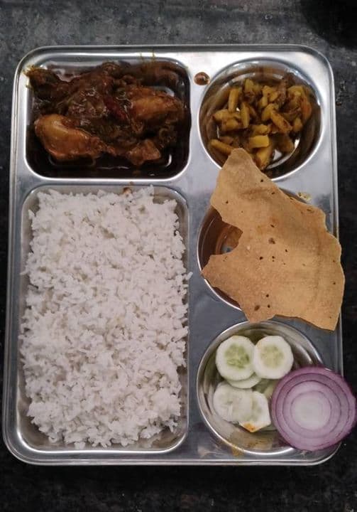 चिकन करी थाली — चावल, चिकन करी, आलू भुजिया, पापड़ और सलाद