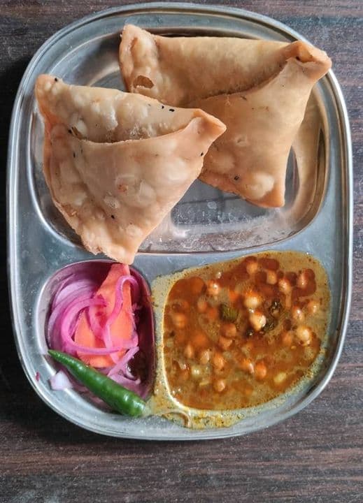 समोसा-छोला — गरमा-गरम समोसा, छोला और प्याज़ का सलाद