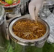 पूड़ी/रोटी, चावल, दाल, सीजनल सब्जी, भुजिया, सलाद