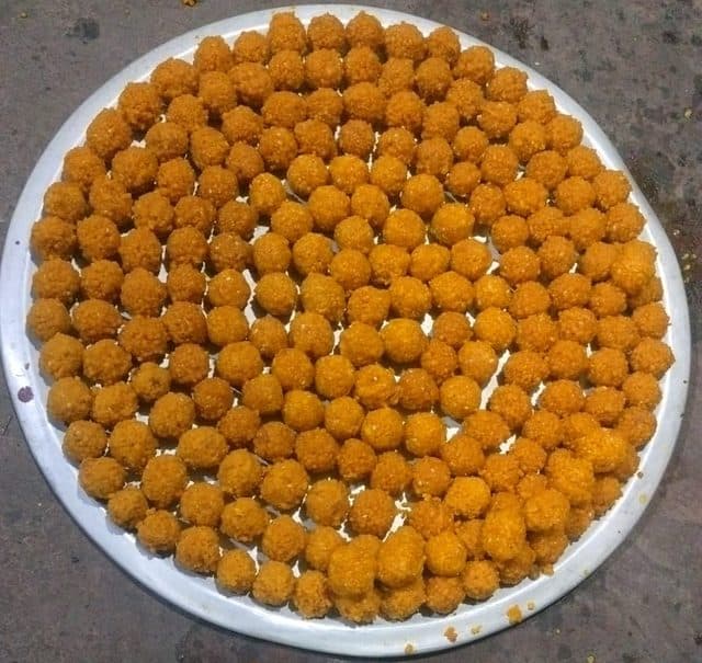 थाल में सजे बूंदी के लड्डू