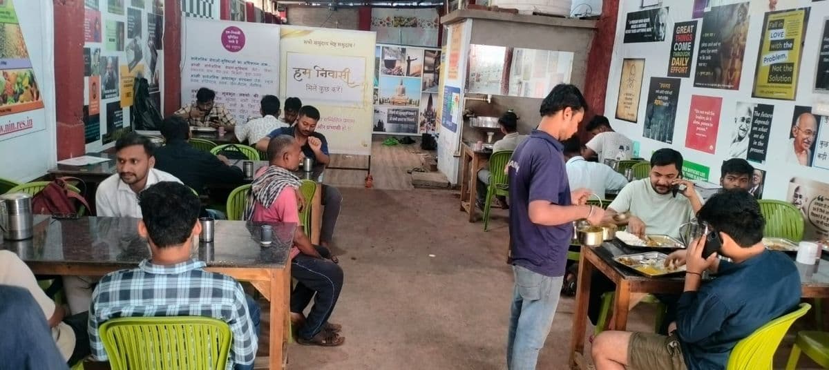 मित्रम किचन, पटना में भोजन करते लोग