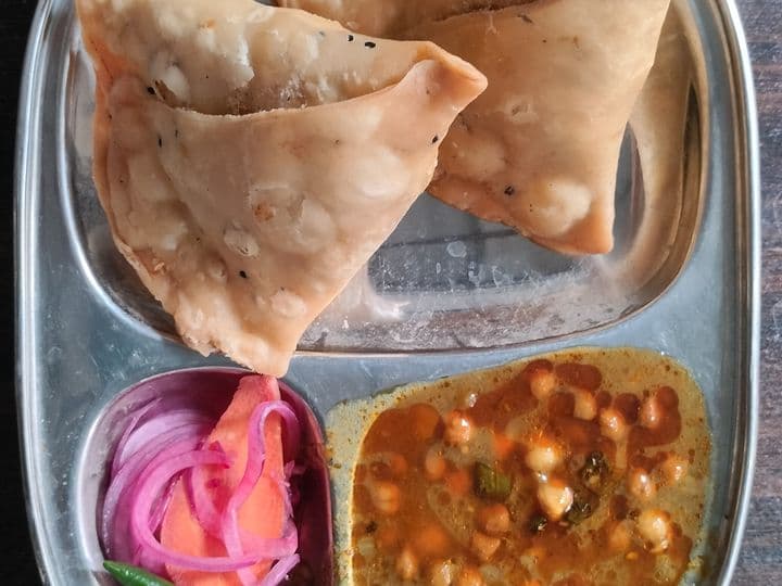 समोसा, छोले, प्याज़ और हरी मिर्च की प्लेट