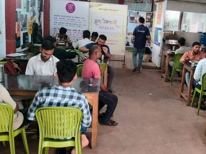 मित्रम किचन के मेस में भोजन करते लोग